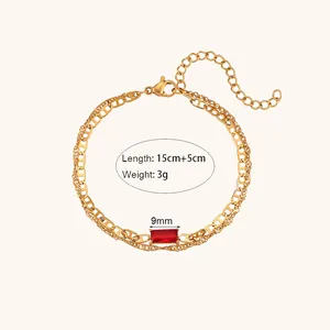 Gedetailleerd overzicht van een gouden dubbellaagse armband met een rode edelsteen.