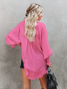 Λεπτομερής πίσω όψη ενός ζωντανού φούξια oversized πουκάμισου παραλίας με μακριά μανίκια.
