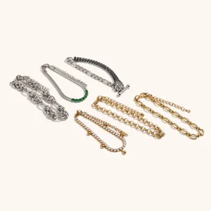 Collectie diverse roestvrijstalen kettingarmbanden met zirkonia en gouden afwerkingen