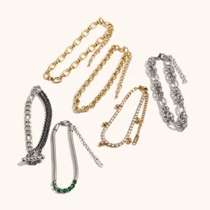 Collectie minimalistische roestvrijstalen en 18K vergulde kettingarmbanden voor dames.