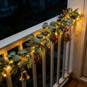 Wunderschöne Weihnachtsgirlande mit Tannenzapfen, Beeren und warmen LED-Lichtern am Geländer