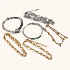 Gedetailleerd overzicht van diverse minimalistische roestvrijstalen armbanden in goud en zilver.