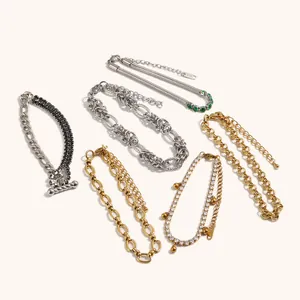 Selectie van diverse minimalistische roestvrijstalen kettingarmbanden met 18K vergulde afwerking