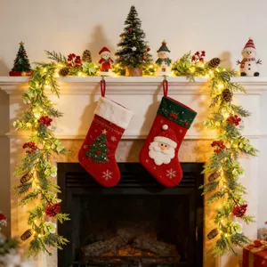Weihnachts-Girlande mit warmen LED-Lichtern und roten Beeren über dem Kaminmantel.