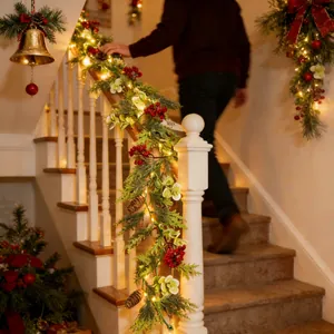 Künstliche Weihnachtsgirlande mit LED-Lichtern an der heimischen Treppe