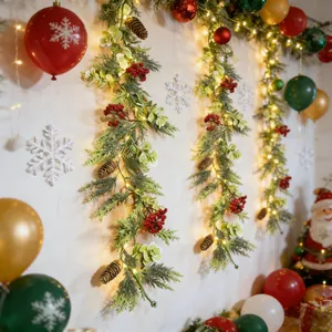 Festliches Weihnachtsguirlande-Detail mit Tannenzapfen, Beeren und warmen LED-Lichtern