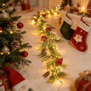 Detailansicht der warmen LED-Weihnachtsgirlande mit roten Beeren und Tannenzapfen
