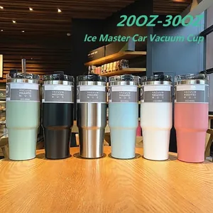 Sammlung verschiedenfarbiger 30oz vakuumisolierter Edelstahl-Trinkbecher auf einem Holztisch.