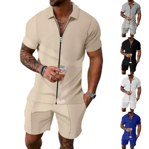 Dettaglio del set estivo da uomo in maglia a nido d'ape con polo a zip e pantaloncini