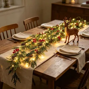 Weihnachtsgirlande mit LED-Lichtern, roten Beeren und Zapfen für die Tischdeko