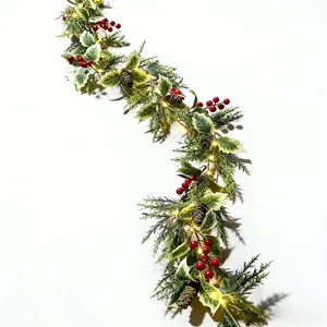 Festliche Weihnachtsgirlande mit LED-Lichterkette mit roten Beeren und Tannenzapfen-Dekor