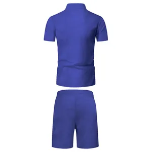 Vista posteriore dettagliata del completo polo e pantaloncini blu reale uomo in maglia