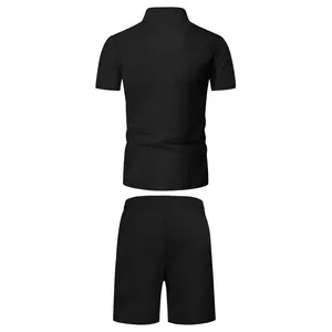 Vista posteriore di una polo da uomo in maglia a nido d'ape nera e pantaloncini
