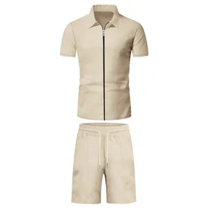 Vista frontale di completo estivo uomo con polo con zip e pantaloncini con coulisse