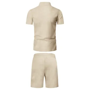 Vista posteriore di un completo uomo beige con trama a nido d'ape, polo e shorts
