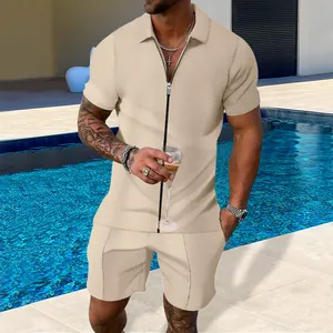 Dettaglio di alta qualità di polo beige con zip in maglia a nido d'ape e pantaloncini coordinati.