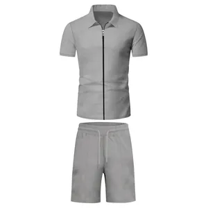 Vista frontale completo casual grigio uomo con polo a zip e pantaloncini coordinati