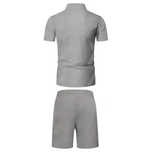 Vista posteriore che mostra la trama dettagliata del set polo e pantaloncini grigi da uomo