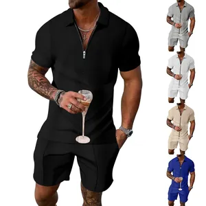 Completo estivo casual da uomo con polo a maniche corte con zip e pantaloncini abbinati