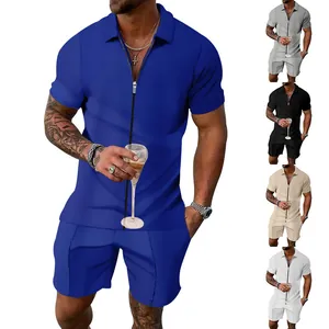 Completo casual estivo da uomo con polo a zip e pantaloncini in blu testurizzato.