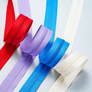 Nahaufnahme von bunten Nylon-Reißverschlüssen in Rot, Violett, Blau und Weiß