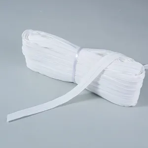 Detailansicht einer Rolle hochwertiger weißer Nylon-Endlosreißverschlusskette