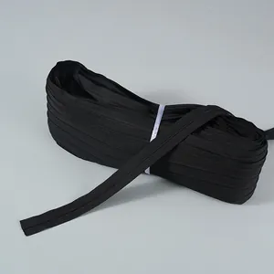 Detailansicht der Textur einer 100m Rolle schwarzer Nylon-Reißverschluss-Meterware