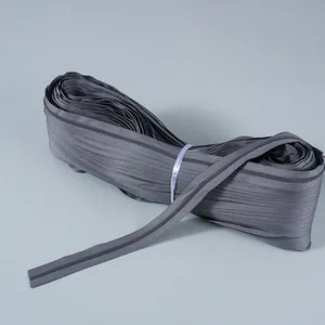 Nahaufnahme eines grauen Endlos-Reißverschlussbandes aus Nylon für DIY-Näharbeiten