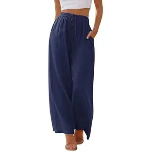 Vue détaillée d'un pantalon large en coton et lin bleu marine pour femme avec cordon de serrage