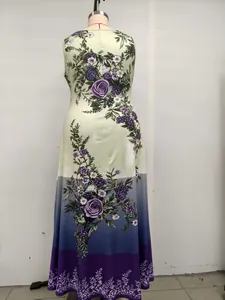 Vue arrière d'une robe longue sans manches à imprimé fleuri avec dégradé violet