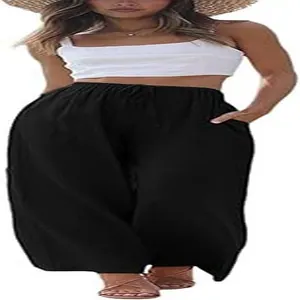 Gros plan sur le pantalon large noir montrant la coupe ample et la texture douce en lin