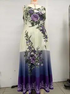 Vue d'ensemble d'une robe longue sans manches grande taille avec fleurs et dégradé