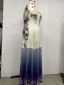 Vue latérale d'une robe longue grande taille sans manches à imprimé fleuri sur mannequin