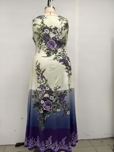 Vue arrière de la robe longue sans manches avec imprimé floral violet et dégradé