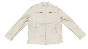 Vista piatta di una giacca in pelle PU color crema con colletto alla coreana e tasche.