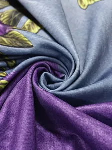 Gros plan d'un tissu floral violet et bleu de haute qualité pour robe femme.