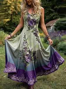 Vue détaillée de l'imprimé floral rose violette sur cette robe longue verte pour femme