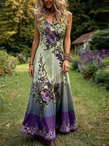 Robe longue élégante sans manches avec des imprimés floraux violets dans un jardin