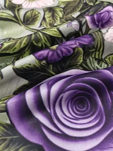 Détail macro d'un tissu élégant à imprimé floral de roses violettes à texture lisse