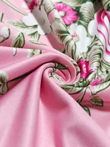 Vue rapprochée de la texture soyeuse du tissu à imprimé floral rose pour robes