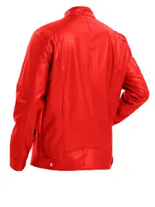 Vista posteriore dettagliata di una giacca da uomo slim fit in ecopelle rossa