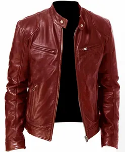 Dettaglio giacca in ecopelle bordeaux con colletto alla coreana e tasche con zip