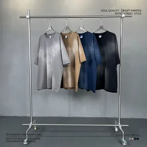 Dettaglio di quattro t-shirt streetwear lavate e tinte appese a un supporto