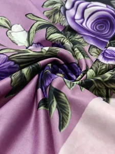 Détail macro d'un tissu violet lisse avec un élégant imprimé floral de roses violettes