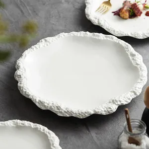 Elegante piatto in ceramica bianca con bordi arricciati effetto roccia per tavola