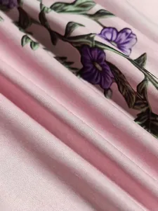 Photo macro détaillée d'un tissu rose doux avec d'élégants motifs floraux violets