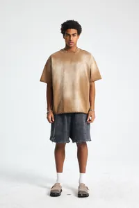 Vista intera di una t-shirt oversize vintage tinta a spruzzo e lavata su modello