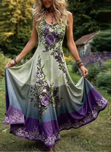 Vue complète d'une robe longue bohème sans manches avec d'élégants motifs floraux violets.