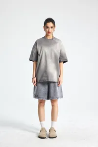 Vista completa della maglietta vintage oversize lavata a spruzzo su una modella