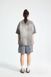 Vista posteriore di una t-shirt vintage grigia oversize in cotone pesante a maniche corte.